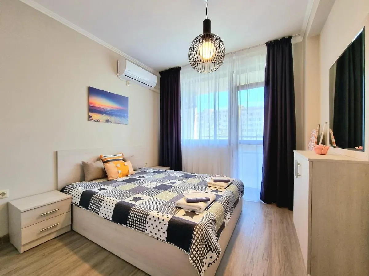 Shining Bright Apartment In بورغاس